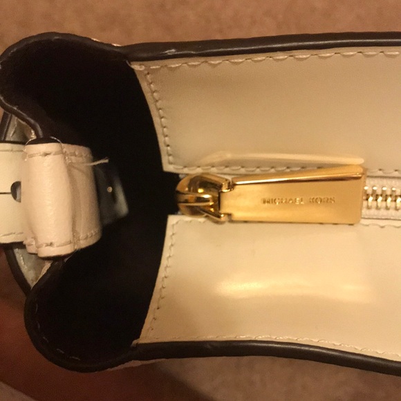 Michael Kors - White crossbody bag w/ gold accents - Picture 4 of 8